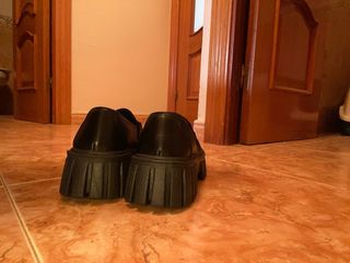 Zapatos negros con hebilla dorada