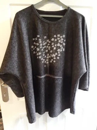 Jersey gris con estampado árbol