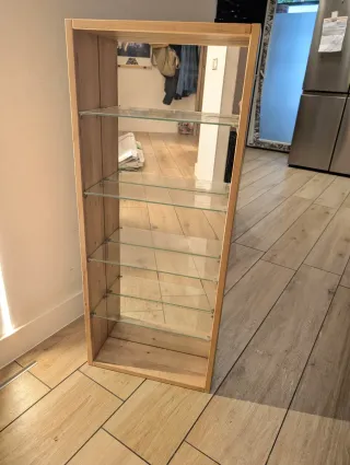 Estantería de madera con espejo