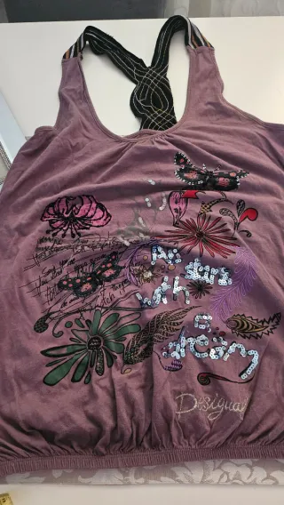 Camiseta Desigual con estampado floral.