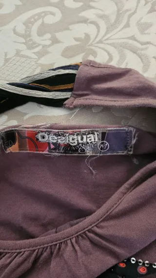 Camiseta Desigual con estampado floral.