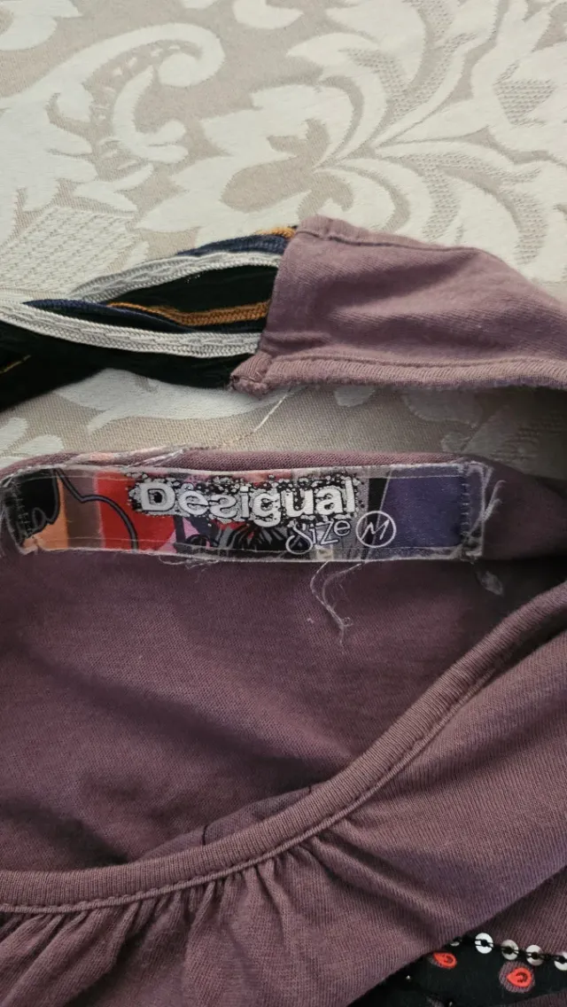 Camiseta Desigual con estampado floral.