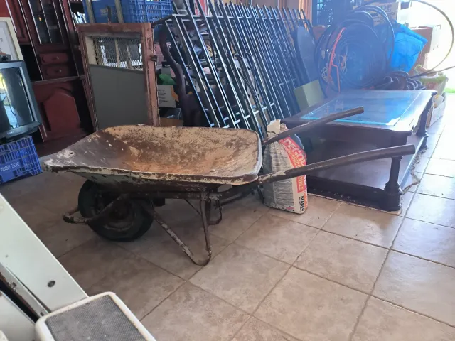 Carretilla de obra antigua