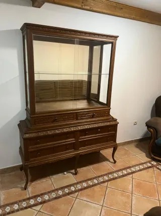 Vitrina de madera con cristal