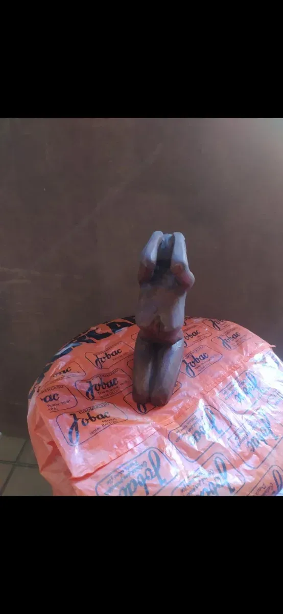 Estatua de madera abstracta