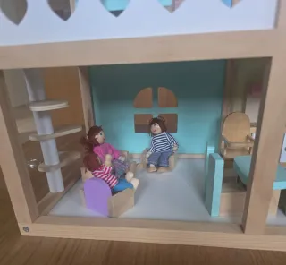 Casita madera de muñecas amueblada