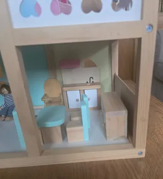 Casita madera de muñecas amueblada