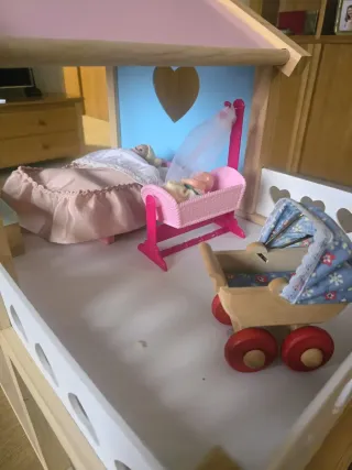 Casita madera de muñecas amueblada