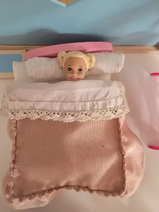 Casita madera de muñecas amueblada