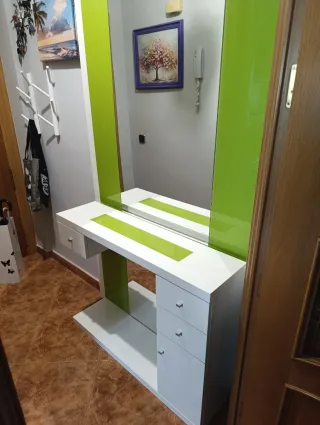 Mueble de entrada blanco y verde