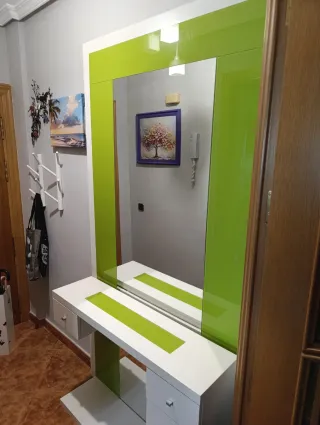 Mueble de entrada blanco y verde