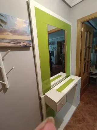 Mueble de entrada blanco y verde