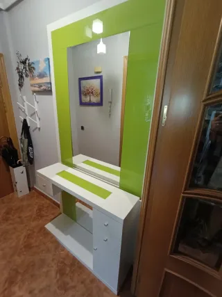 Mueble de entrada blanco y verde