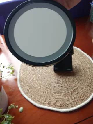 Espejo de aumento con luz LED. Nuevo 190€.