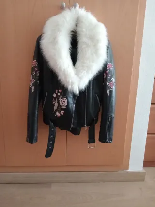 Cazadora Piel Sintética con Cuello Desmontable