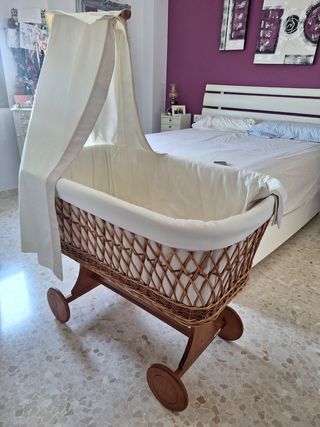 Moisés de bebé de mimbre con capota