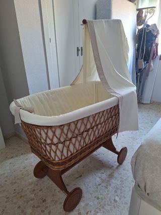 Moisés de bebé de mimbre con capota