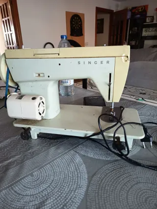 Máquina de coser Singer beige