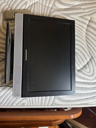 TV Grundig Negra y Plateada 19” con TDT