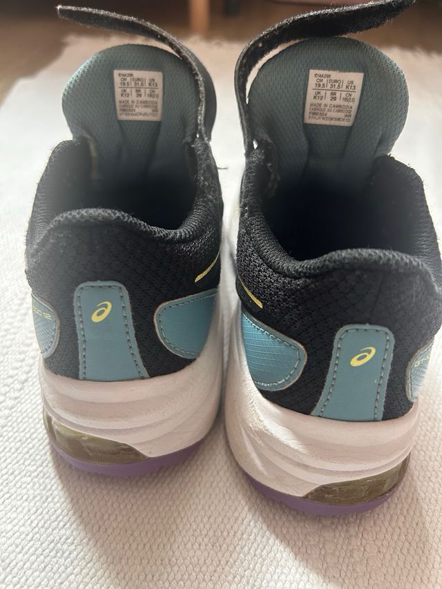 Zapatillas Asics Niña/o Negras- talla 31.5/19.5 cm