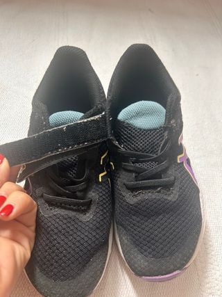 Zapatillas Asics Niña/o Negras- talla 31.5/19.5 cm