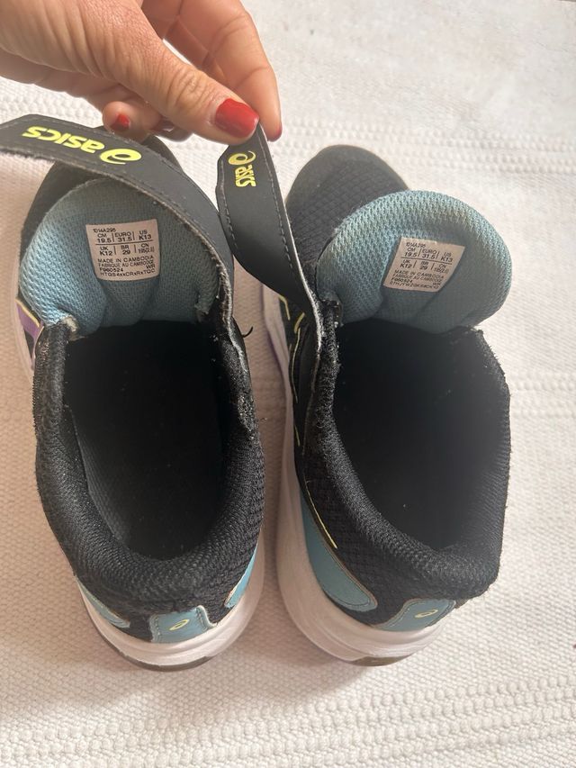 Zapatillas Asics Niña/o Negras- talla 31.5/19.5 cm