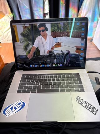 MacBook Pro 18 Apple