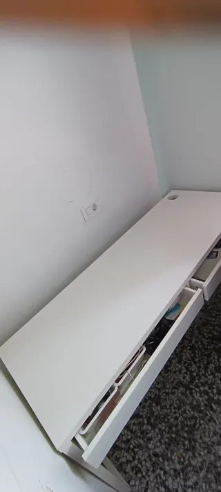 Escritorio blanco con cajones