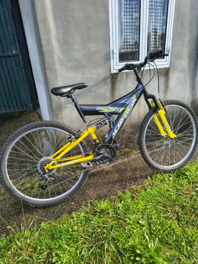 Bicicleta Montaña Negra y Amarilla