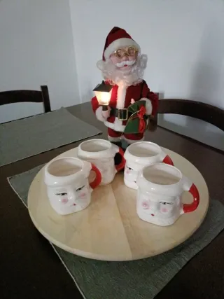 Babbo Natale con 4 tazze