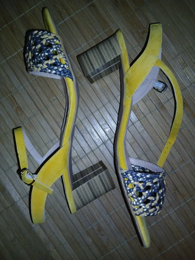 Sandalias tacón amarillo y multicolor