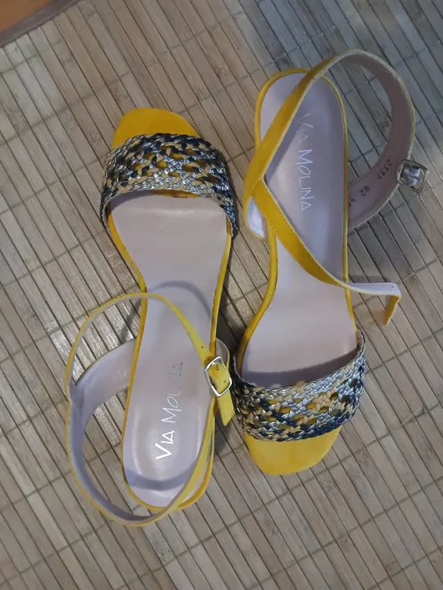 Sandalias tacón amarillo y multicolor