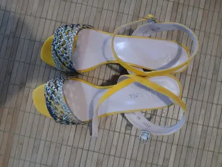 Sandalias tacón amarillo y multicolor