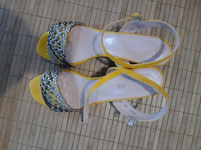 Sandalias tacón amarillo y multicolor