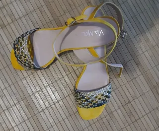 Sandalias tacón amarillo y multicolor