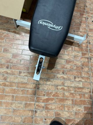 Banco de entrenamiento y pesas