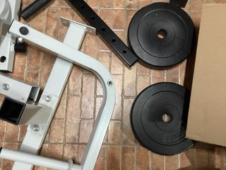 Banco de entrenamiento y pesas