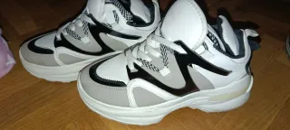 Zapatillas deportivas grises y blancas