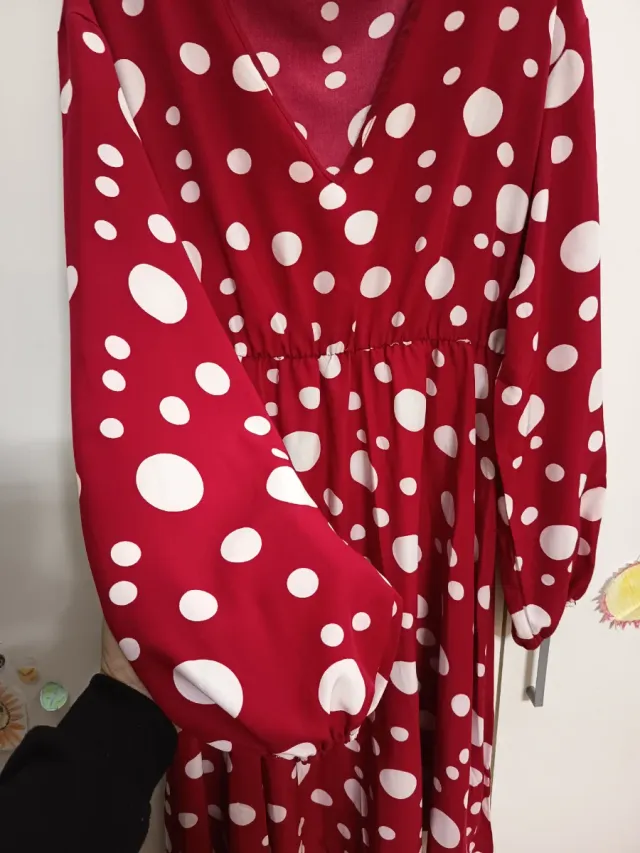 Vestido rojo con lunares blancos