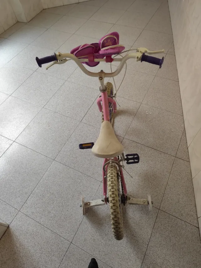 Bicicleta infantil rosa con ruedines