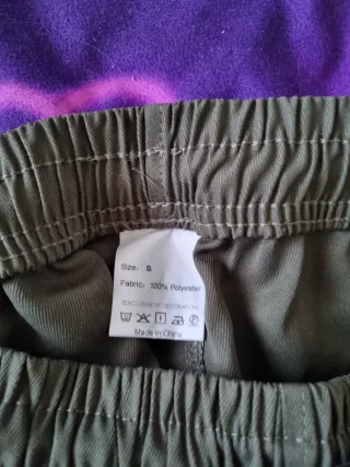 Pantalones de hombre negros y verdes