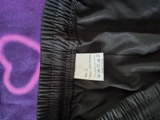 Pantalones de hombre negros y verdes