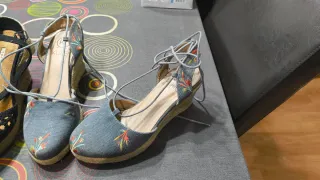 Sandalias cuña mujer azules bordadas y negras