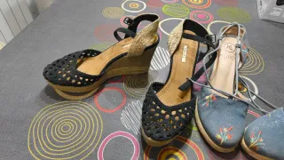 Sandalias cuña mujer azules bordadas y negras