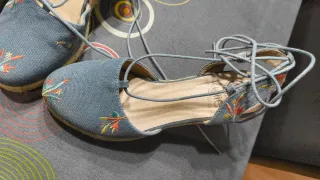 Sandalias cuña mujer azules bordadas y negras