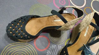 Sandalias cuña mujer azules bordadas y negras