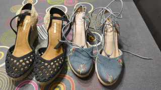 Sandalias cuña mujer azules bordadas y negras