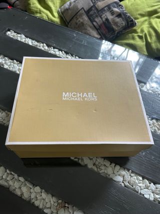 Zapatillas Michael Kors Beige y Doradas