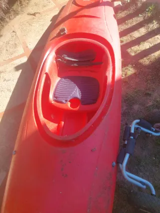 Piragua , kayak de mar rojo