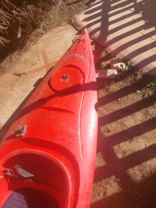 Piragua , kayak de mar rojo